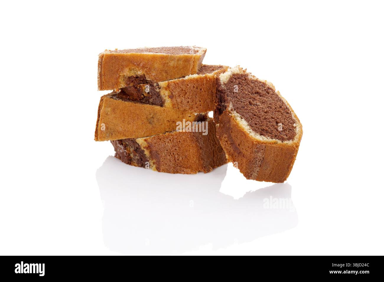 Délicieux gâteau bundt sur fond blanc avec réflexion. Gâteau bundt sucré européen traditionnel Banque D'Images