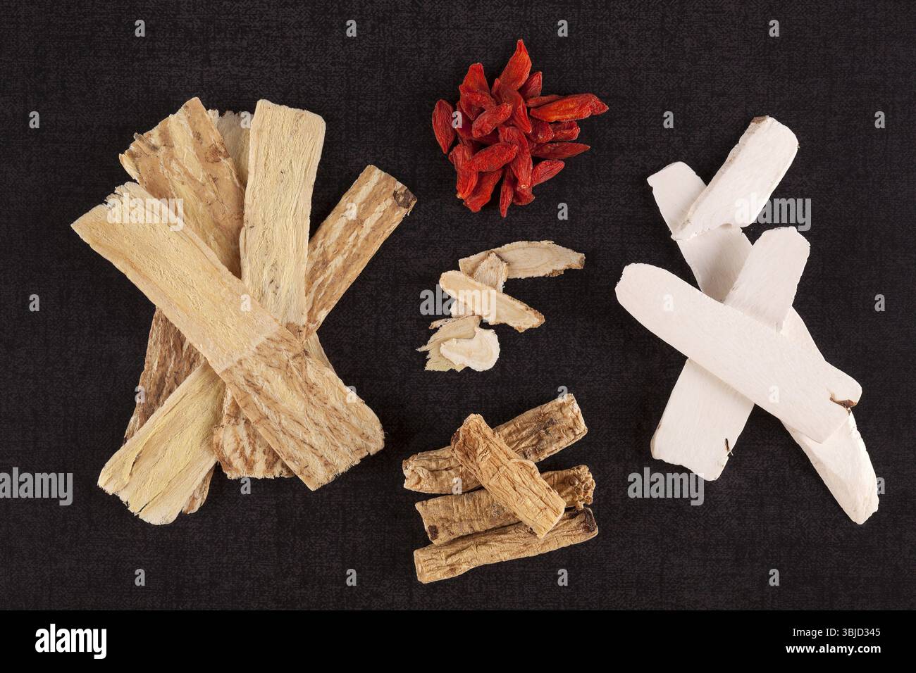 La médecine traditionnelle chinoise aide à stimuler l'immunité. Gestion de cas Target sur fond noir, vue de dessus Banque D'Images