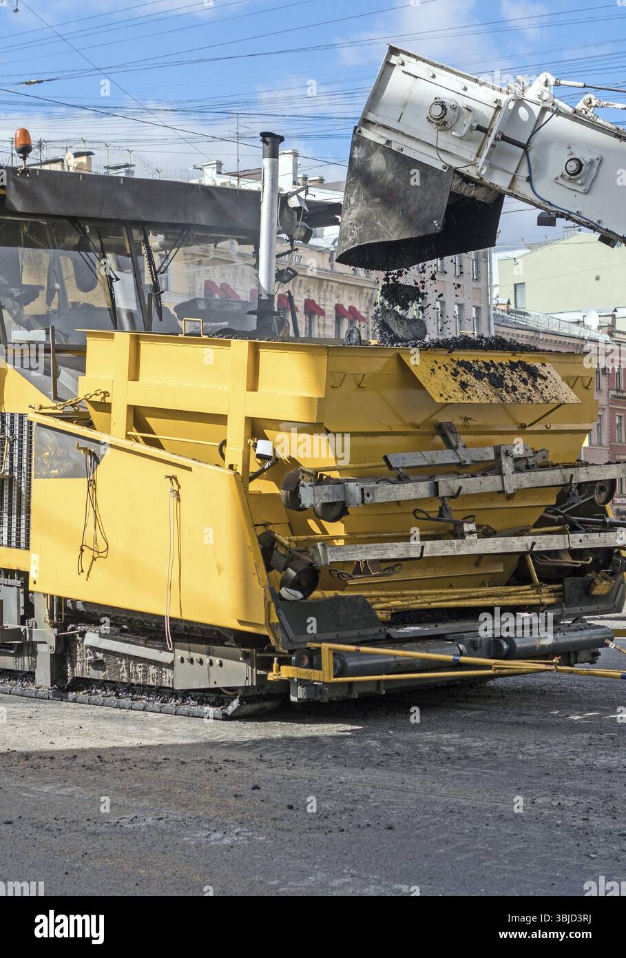 La machine de pavage d'asphalte pose de l'asphalte sur la route Banque D'Images