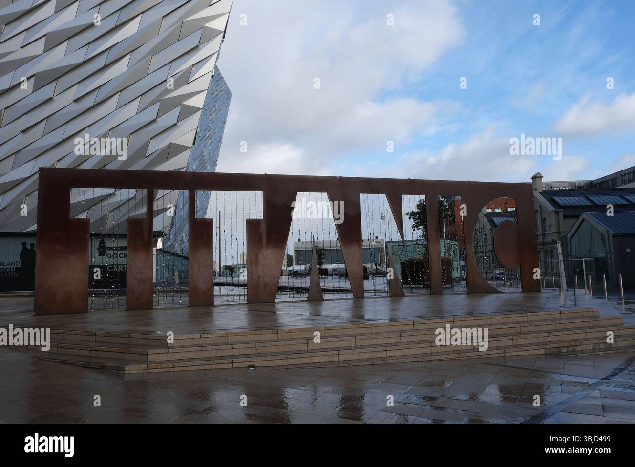 Bouclier devant le musée du Titanic à Belfast, en Irlande du Nord construit à la place du chantier naval comme monument au patrimoine maritime de Belfast. Banque D'Images