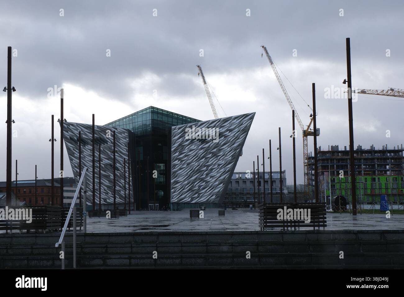 Bâtiment au design moderne du musée du Titanic à Belfast, en Irlande du Nord construit à la place du chantier naval comme monument au patrimoine maritime de Belfast. Banque D'Images