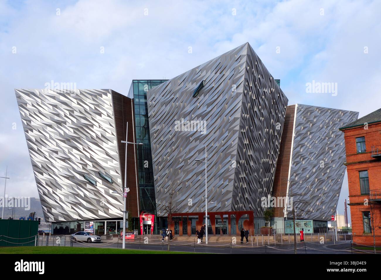 Le Titanic Museum avec écusson de texte à Belfast, Irlande du Nord construit à la place du chantier naval comme monument au patrimoine maritime de Belfast. Banque D'Images