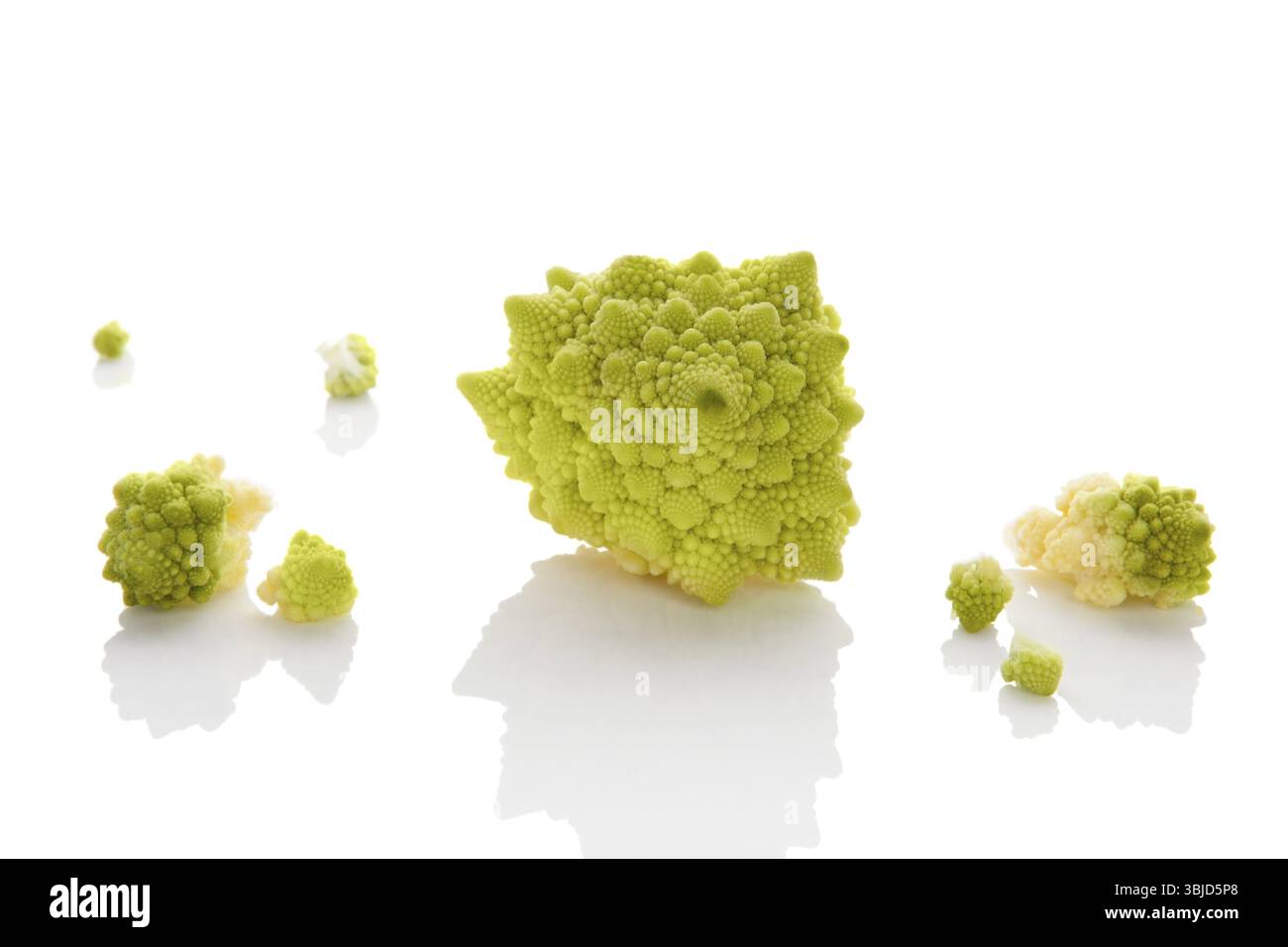 Morceaux de brocoli Romanesco isolés sur fond blanc. Culinaire saine consommation de légumes frais Banque D'Images
