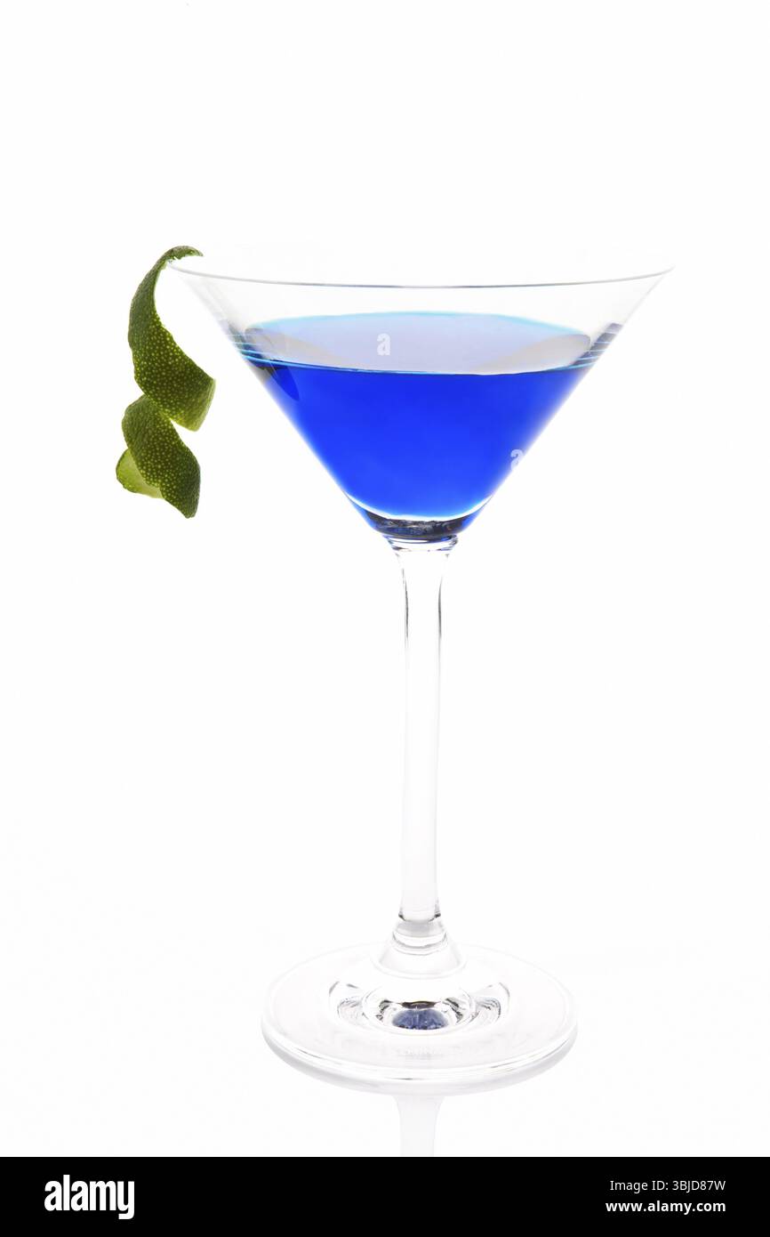 Bleu luxueux cocktail délicieux avec garniture de citron vert dans un verre à cocktail isolé sur fond blanc. Boisson fraîche d'été Banque D'Images