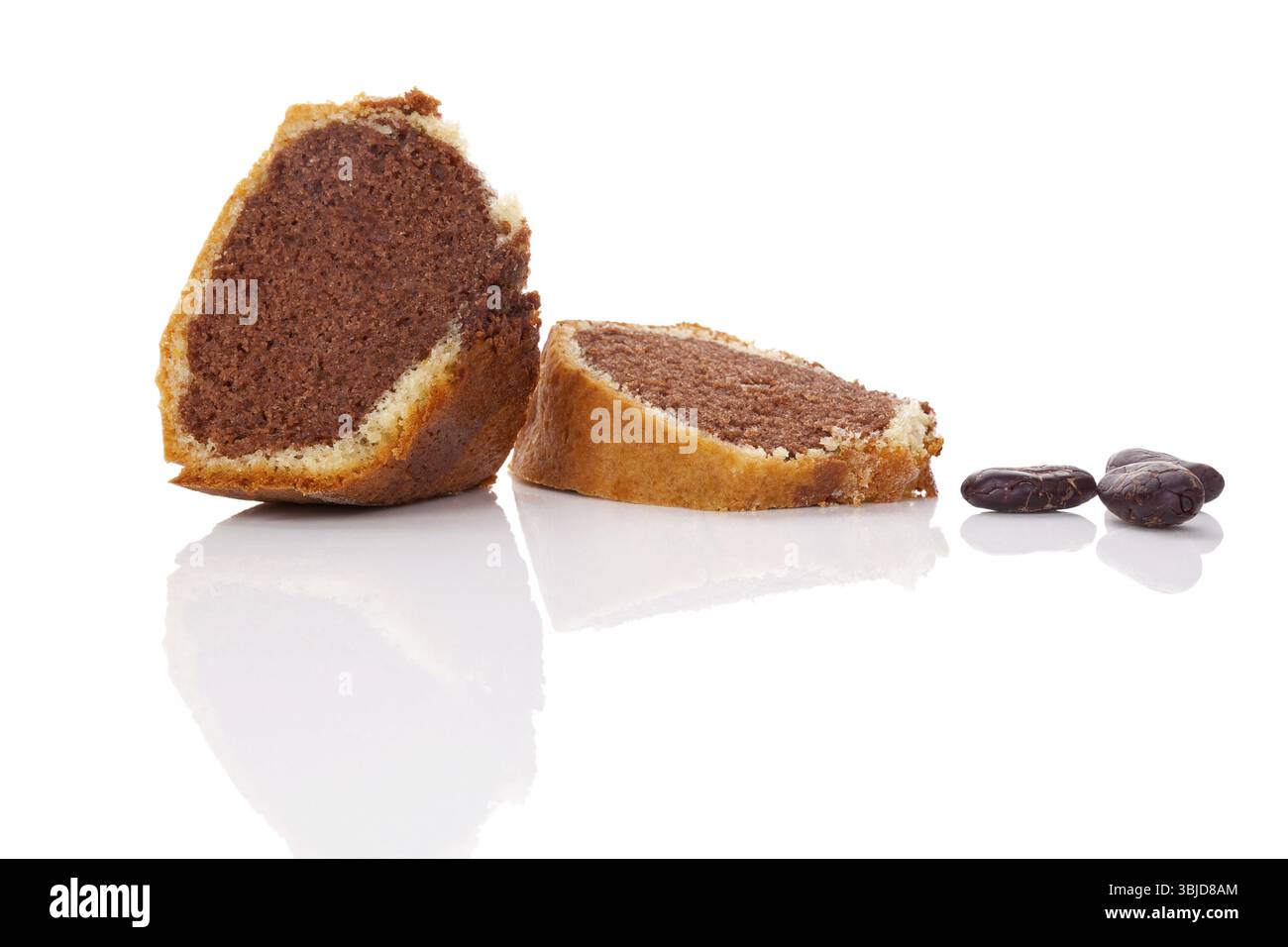 Délicieux gâteau bundt sur fond blanc avec réflexion. Gâteau bundt sucré européen traditionnel Banque D'Images