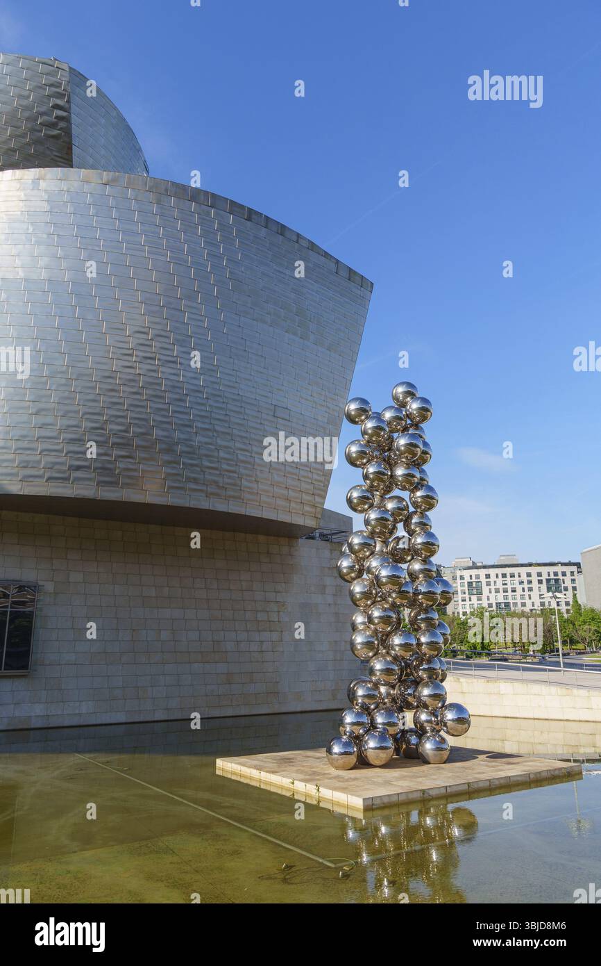 Installation d'art métallique faite de sphères devant un bâtiment moderne sur le front de mer, Bilbao, pays Basque, Espagne, Europe Banque D'Images