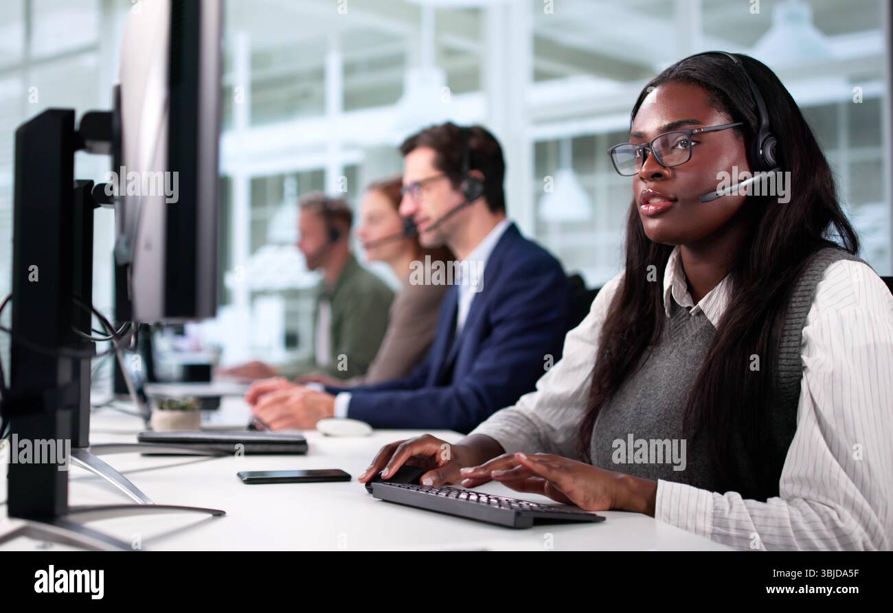 L'équipe d'assistance du centre de service clientèle professionnel fournit une assistance de spécialiste de bureau. Banque D'Images