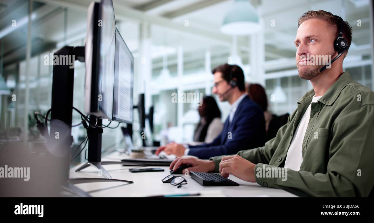 L'équipe de service clientèle professionnelle assiste les clients du Remote Office Center Banque D'Images