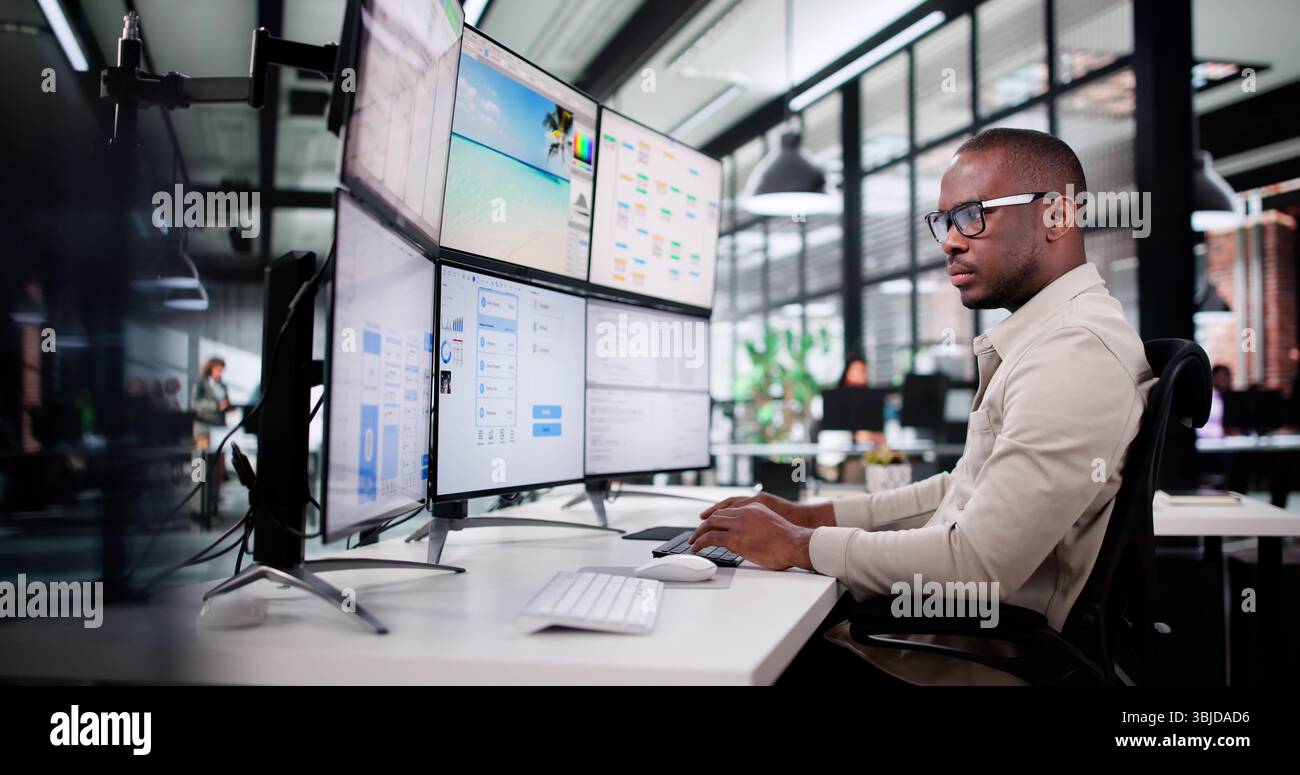 Jeune graphiste afro-américain créant une interface pour le site Web d'entreprise. Banque D'Images