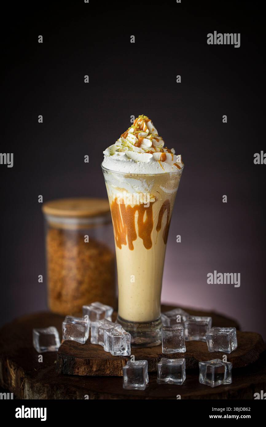 Milkshake au caramel, boisson rafraîchissante glacée d'été à saveur caramel. Banque D'Images