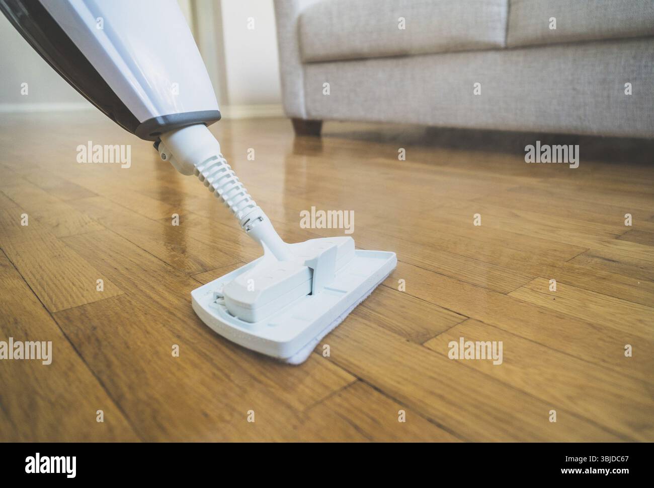 Nettoyage du sol avec un nettoyeur vapeur sec Banque D'Images