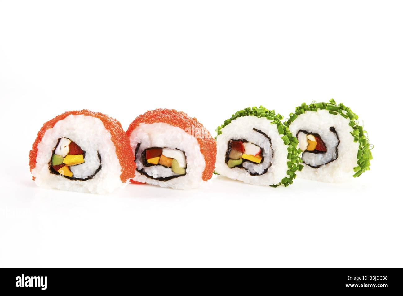 Quatre rouleaux de sushi luxueux isolés sur fond blanc. Deux rouleaux décorés avec de la ciboulette et deux avec du caviar Banque D'Images