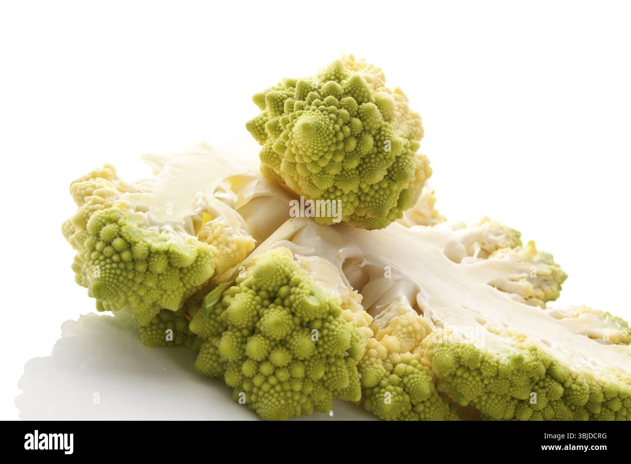 Détail de brocoli romansco frais isolé sur fond blanc. Gastronomie culinaire gastronomique en légumes frais Banque D'Images