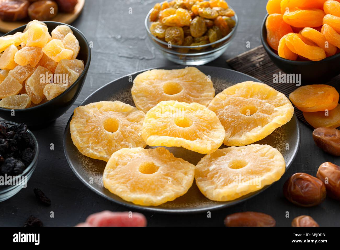 Fruits secs, ananas séchés dans un bol avec des abricots. Banque D'Images
