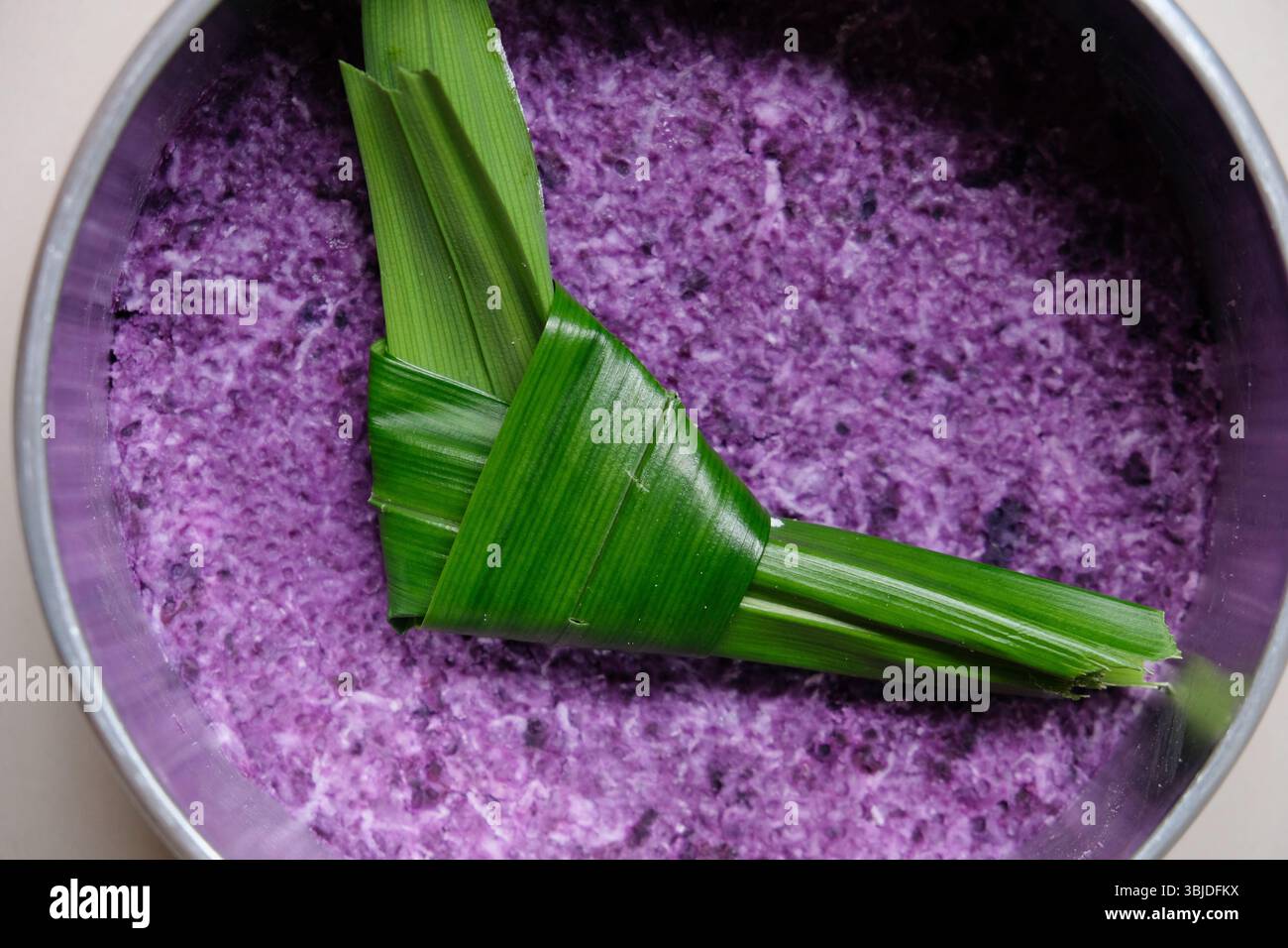Gâteau traditionnel à base de patate douce violette avec noix de coco râpée, farine de riz gluant et sucre Banque D'Images