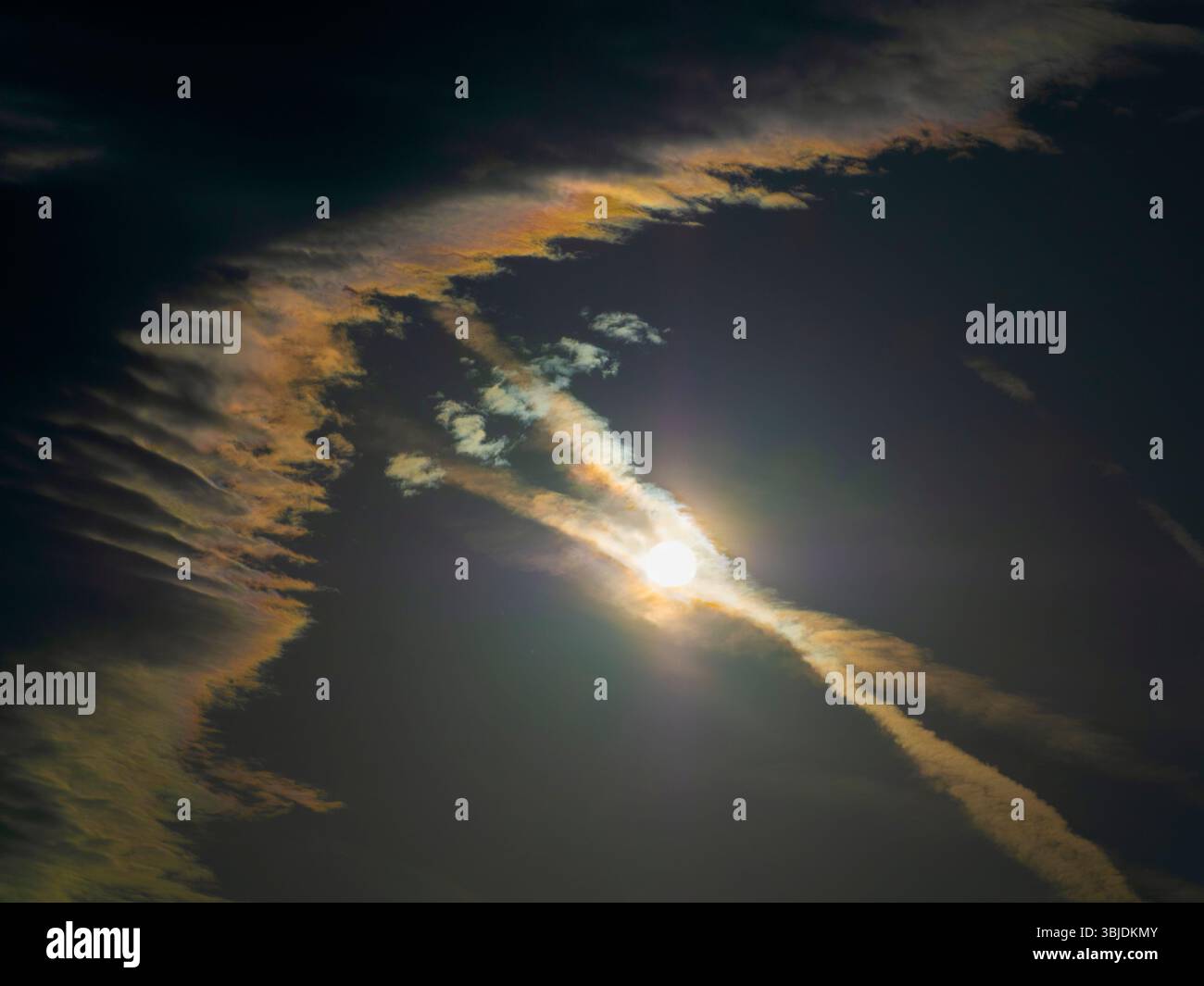 Paysage de nuages saisissant le matin au-dessus de Radley Village. Pourquoi les gens ne regardent-ils pas le ciel plus souvent ? Chaque SKY vista est unique, et ne se produira qu'une seule fois, Banque D'Images
