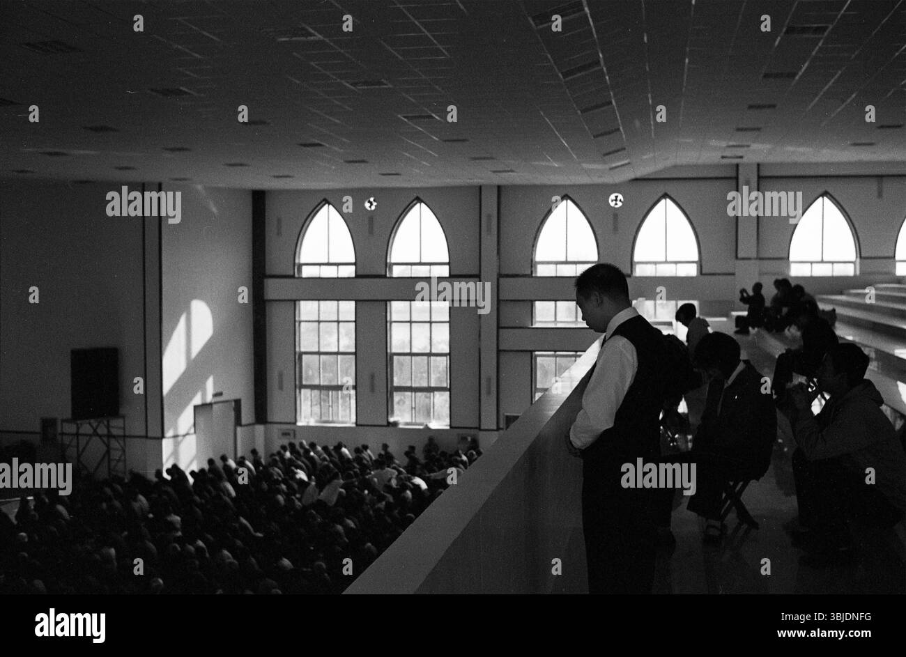 Début des années 2010 Chine Shandong Dongying Catholic Church Prayer Service – intérieur gothique ensoleillé Banque D'Images