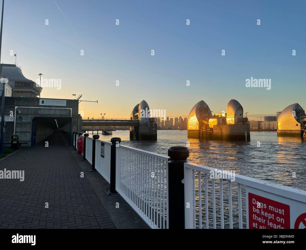 Le système de défense contre les inondations de la barrière de la Tamise pendant l'heure d'or, Londres. Banque D'Images