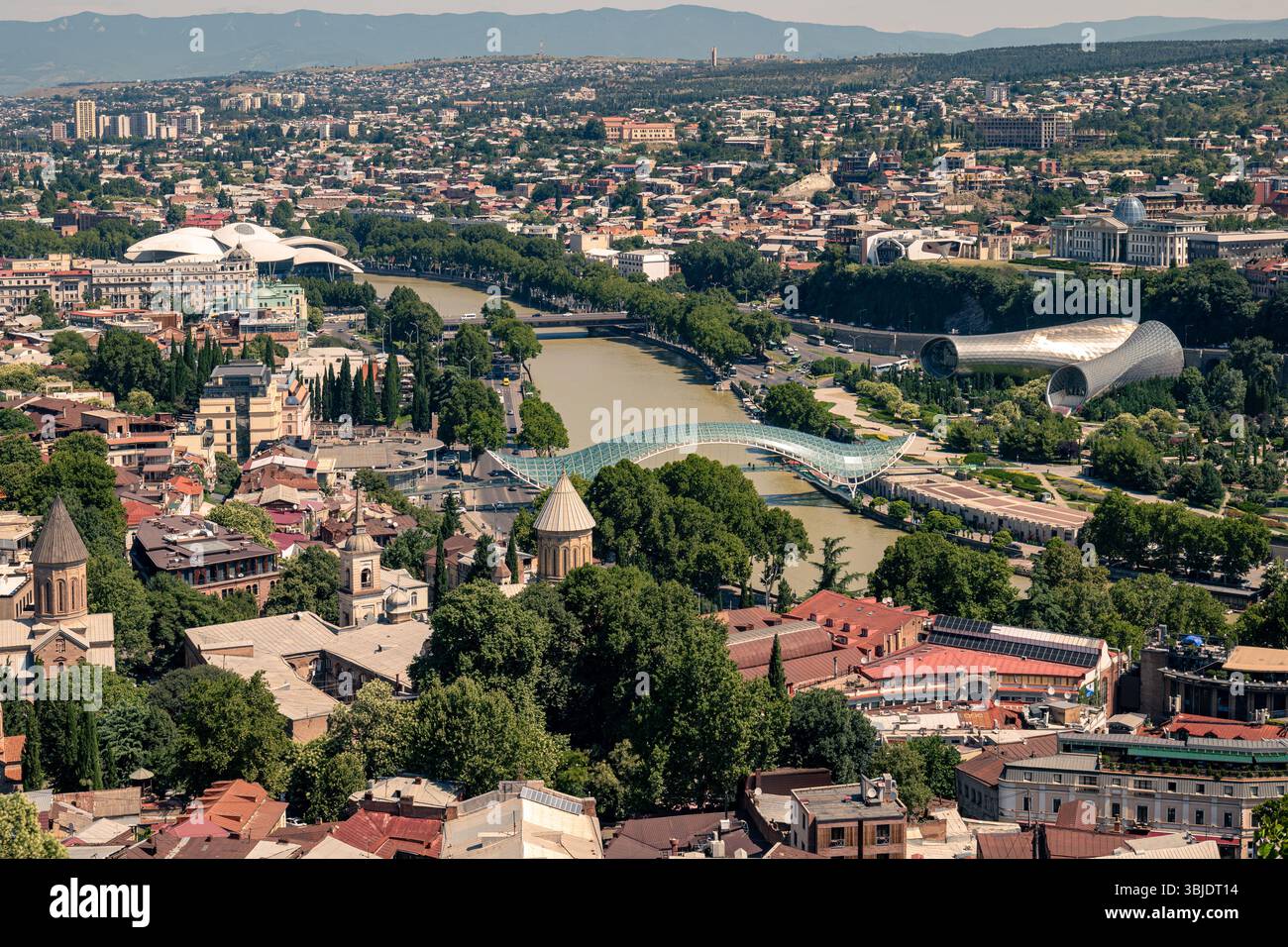 Vue aérienne panoramique de Tbilissi, Géorgie, avec des structures emblématiques et la rivière Banque D'Images