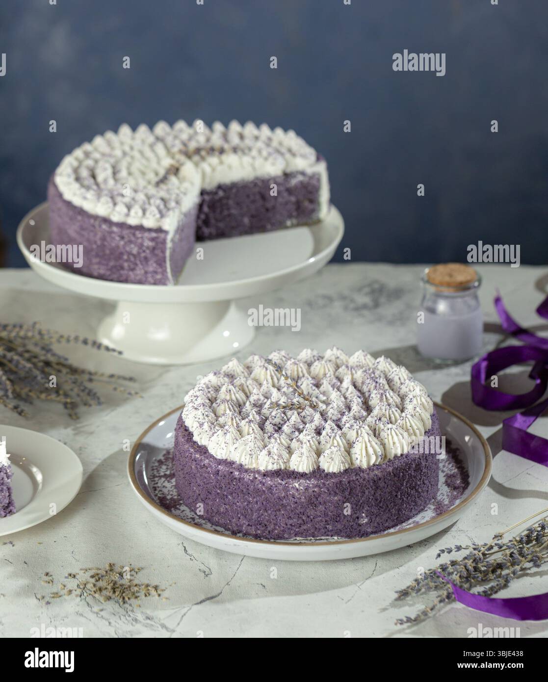 Gâteau à la lavande dans un ton violet doux, gâteau de style occidental haut de gamme. Banque D'Images