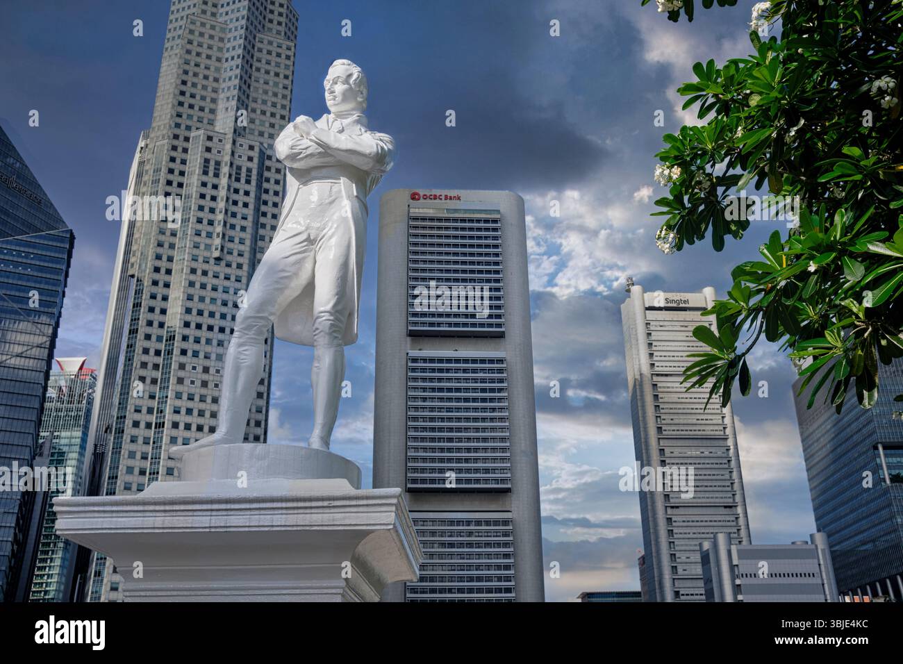 La statue historique des Raffles de Sir Thomas Stamford au site d'atterrissage de Raffles à Boat Quay, au bord de la rivière Singapour, à Singapour Banque D'Images