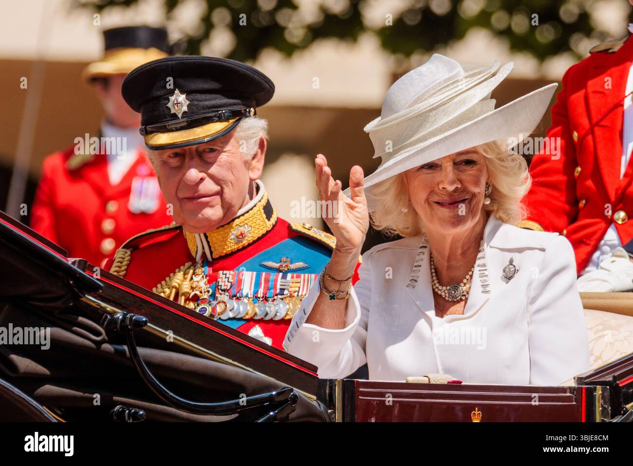 Trooping the Colour, The King’s Birthday Parade, Londres, Royaume-Uni. 14 juin 2025. Le roi Charles III, colonel en chef de la Household Division, portant l'uniforme des Coldstream Guards, et la reine Camilla, montent dans une calèche tirée par des chevaux dans la procession le long du Mall à Trooping the Colour, la parade d'anniversaire du roi, Londres, Royaume-Uni. Crédit : Amanda Rose/Alamy Live News Banque D'Images