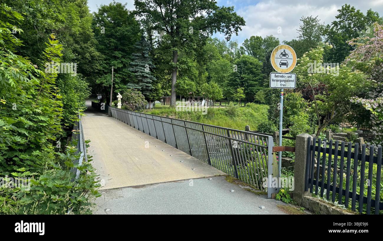 Skulptur verunstaltet - Zeugen gesucht Fotograf :LausitzNews.de/ Tim Kiehle Schirgiswalde-Kirschau, OT Schirgiswalde, Kieferbergstraße 04.06.2025 - 07.06.2025, 16 :20 Uhr Vandalen haben in den vergangenen Tagen die ãHeilige NepomukÒ Skulptur an der Kapplerbrücke in Schirgiswalde mit grüner Farbe beschmiert. Es entstand Sachschaden von rund 300 euros. Die Polizei nahm die Anzeige auf. Zeugen, die sachdienliche Angaben zur Tathandlung oder den Tätern machen können, werden gebeten, sich telefonisch auf dem Polizeirevier Bautzen unter der Rufnummer 03591 356 0 oder BEI jeder an Banque D'Images