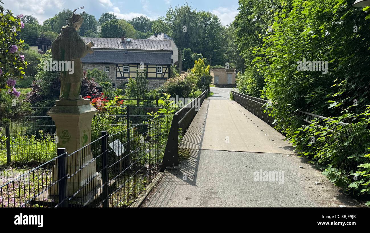 Skulptur verunstaltet - Zeugen gesucht Fotograf :LausitzNews.de/ Tim Kiehle Schirgiswalde-Kirschau, OT Schirgiswalde, Kieferbergstraße 04.06.2025 - 07.06.2025, 16 :20 Uhr Vandalen haben in den vergangenen Tagen die ãHeilige NepomukÒ Skulptur an der Kapplerbrücke in Schirgiswalde mit grüner Farbe beschmiert. Es entstand Sachschaden von rund 300 euros. Die Polizei nahm die Anzeige auf. Zeugen, die sachdienliche Angaben zur Tathandlung oder den Tätern machen können, werden gebeten, sich telefonisch auf dem Polizeirevier Bautzen unter der Rufnummer 03591 356 0 oder BEI jeder an Banque D'Images