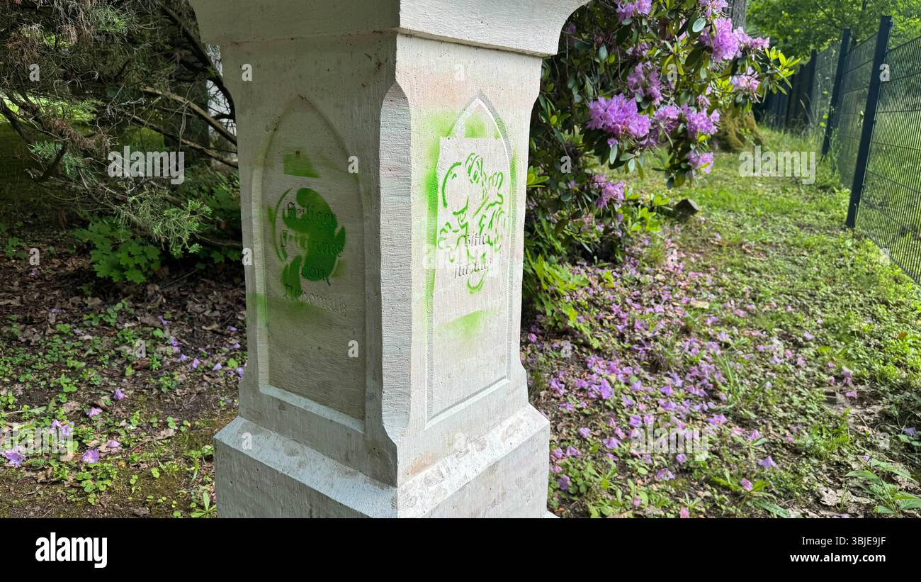 Skulptur verunstaltet - Zeugen gesucht Fotograf :LausitzNews.de/ Tim Kiehle Schirgiswalde-Kirschau, OT Schirgiswalde, Kieferbergstraße 04.06.2025 - 07.06.2025, 16 :20 Uhr Vandalen haben in den vergangenen Tagen die ãHeilige NepomukÒ Skulptur an der Kapplerbrücke in Schirgiswalde mit grüner Farbe beschmiert. Es entstand Sachschaden von rund 300 euros. Die Polizei nahm die Anzeige auf. Zeugen, die sachdienliche Angaben zur Tathandlung oder den Tätern machen können, werden gebeten, sich telefonisch auf dem Polizeirevier Bautzen unter der Rufnummer 03591 356 0 oder BEI jeder an Banque D'Images