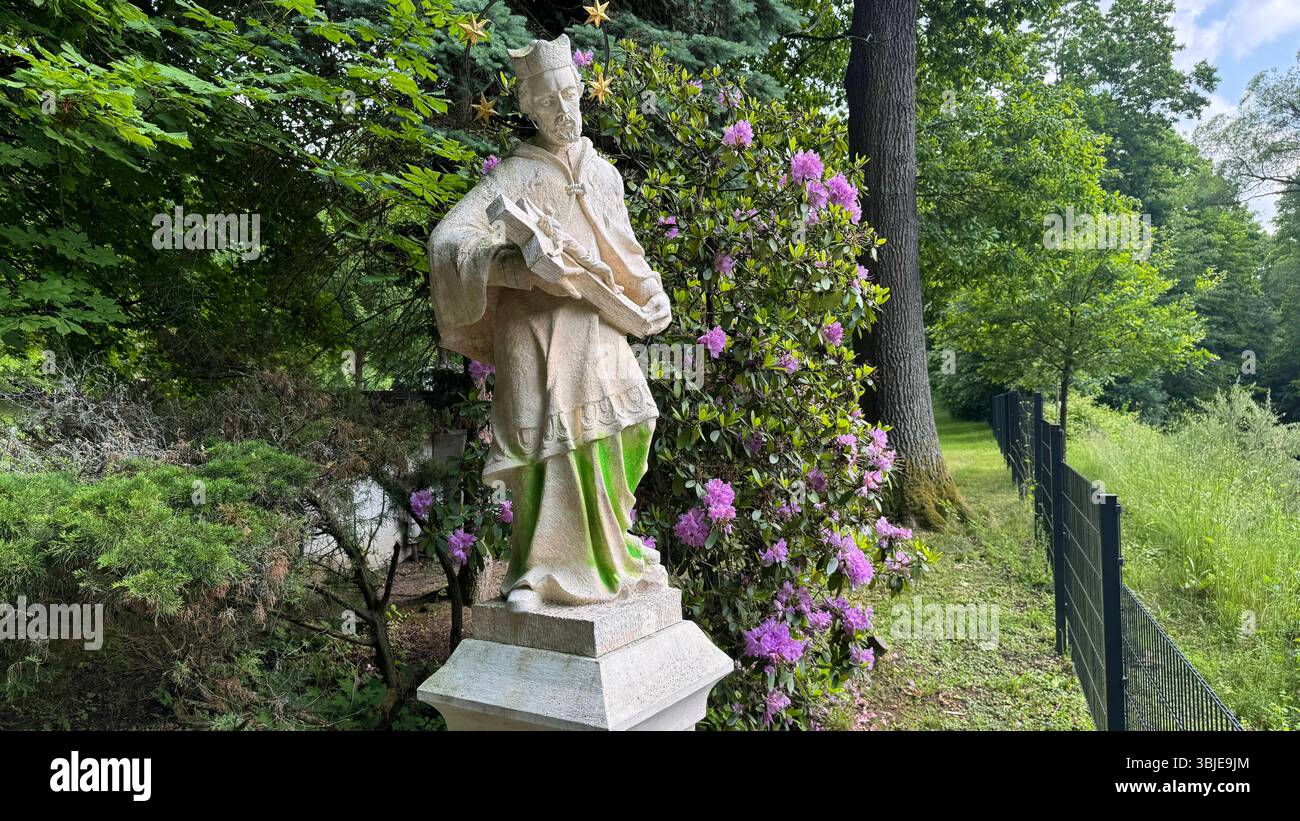 Skulptur verunstaltet - Zeugen gesucht Fotograf :LausitzNews.de/ Tim Kiehle Schirgiswalde-Kirschau, OT Schirgiswalde, Kieferbergstraße 04.06.2025 - 07.06.2025, 16 :20 Uhr Vandalen haben in den vergangenen Tagen die ãHeilige NepomukÒ Skulptur an der Kapplerbrücke in Schirgiswalde mit grüner Farbe beschmiert. Es entstand Sachschaden von rund 300 euros. Die Polizei nahm die Anzeige auf. Zeugen, die sachdienliche Angaben zur Tathandlung oder den Tätern machen können, werden gebeten, sich telefonisch auf dem Polizeirevier Bautzen unter der Rufnummer 03591 356 0 oder BEI jeder an Banque D'Images