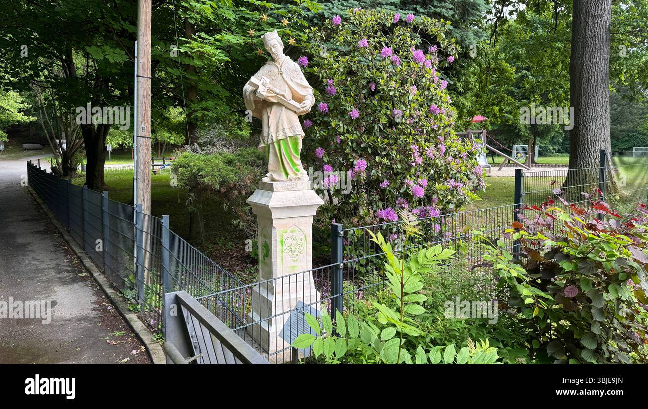 Skulptur verunstaltet - Zeugen gesucht Fotograf :LausitzNews.de/ Tim Kiehle Schirgiswalde-Kirschau, OT Schirgiswalde, Kieferbergstraße 04.06.2025 - 07.06.2025, 16 :20 Uhr Vandalen haben in den vergangenen Tagen die ãHeilige NepomukÒ Skulptur an der Kapplerbrücke in Schirgiswalde mit grüner Farbe beschmiert. Es entstand Sachschaden von rund 300 euros. Die Polizei nahm die Anzeige auf. Zeugen, die sachdienliche Angaben zur Tathandlung oder den Tätern machen können, werden gebeten, sich telefonisch auf dem Polizeirevier Bautzen unter der Rufnummer 03591 356 0 oder BEI jeder an Banque D'Images