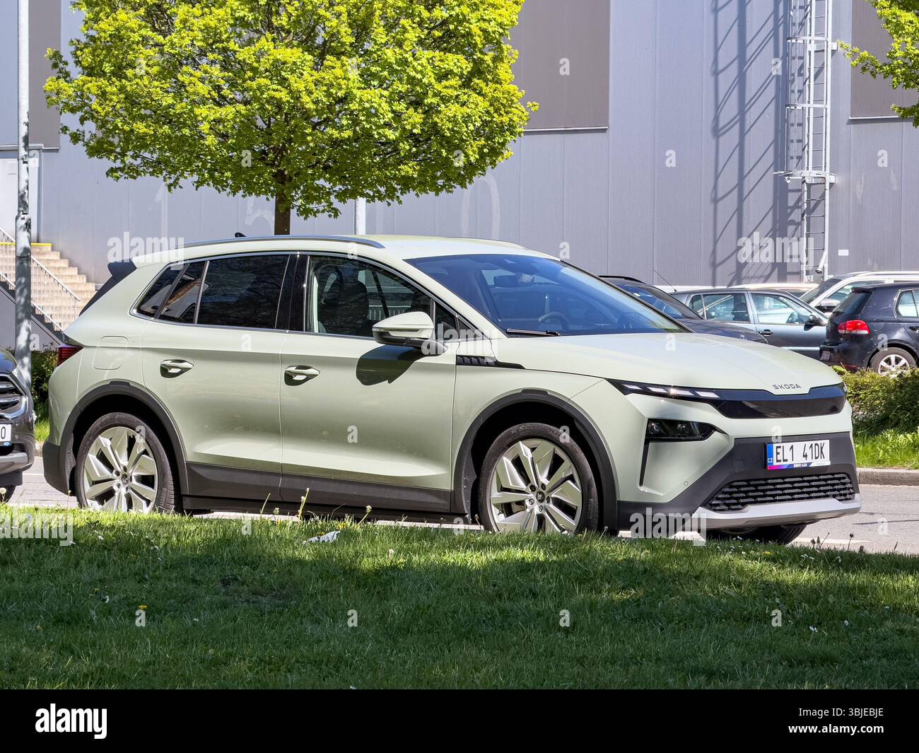 OSTRAVA, RÉPUBLIQUE TCHÈQUE - 27 AVRIL 2025 : voiture compacte verte Skoda Elroq compacte SUV électrique garée dans la rue Banque D'Images