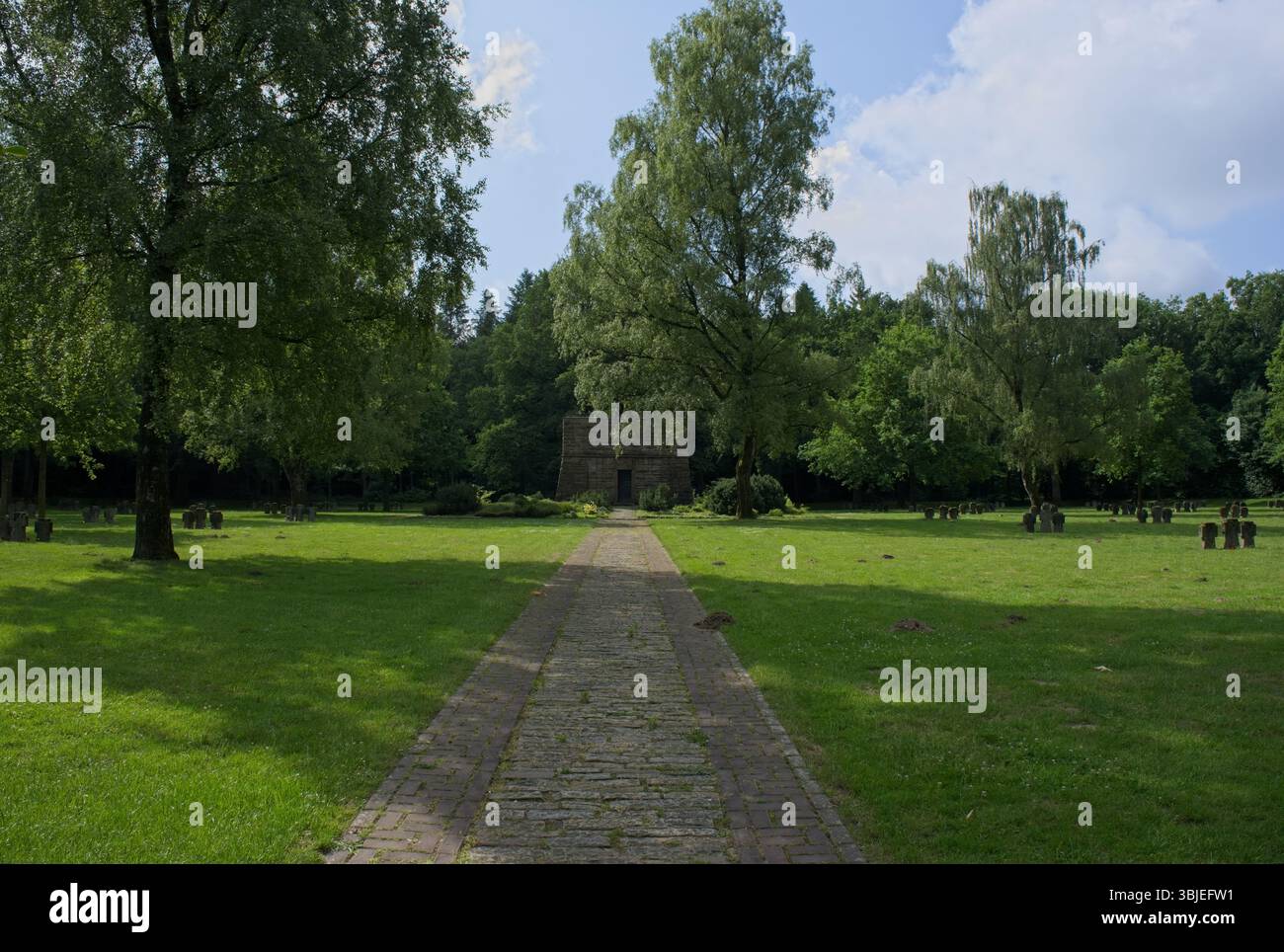 Kleve, Allemagne - 2 juin 2025 : le cimetière de guerre allemand Kleve-Donsbrugger Heide contient 874 tombes de guerre allemandes de la seconde Guerre mondiale. Journée de printemps ensoleillée. foc sélectif Banque D'Images