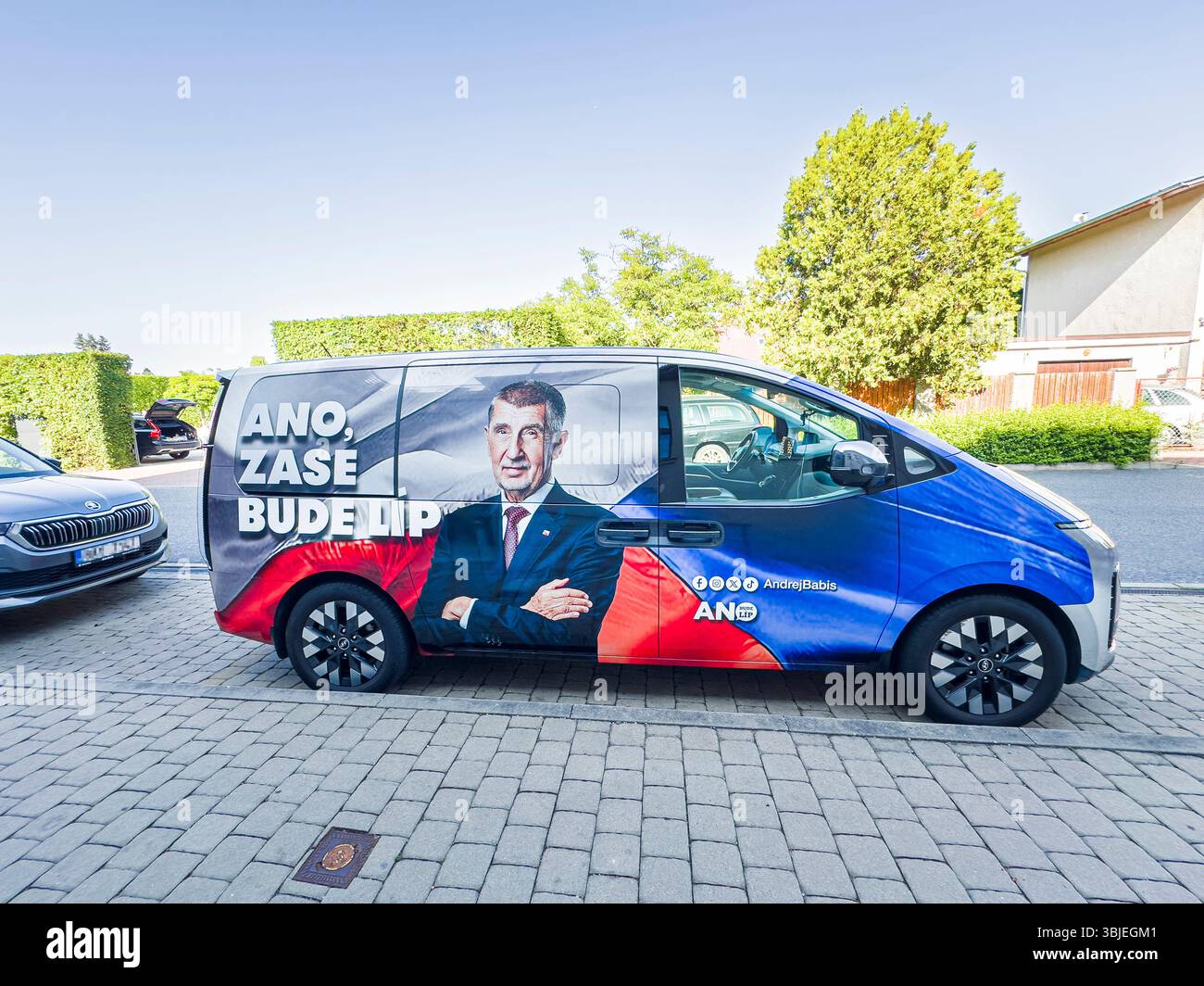Automobile, fourgonnette de l'association civique ANO 2011 (action des citoyens insatisfaits), milliardaire et fondateur de l'ANO, ancien premier ministre Andrej Babi Banque D'Images