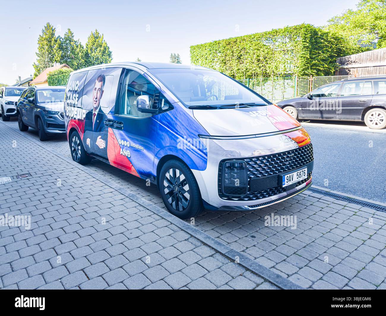 Automobile, fourgonnette de l'association civique ANO 2011 (action des citoyens insatisfaits), milliardaire et fondateur de l'ANO, ancien premier ministre Andrej Babi Banque D'Images