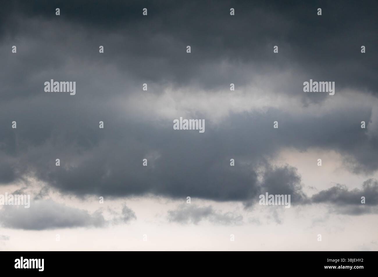 Nuages orageux sombres avant de fortes pluies. Ciel couvert, mauvais temps dramatique. Banque D'Images