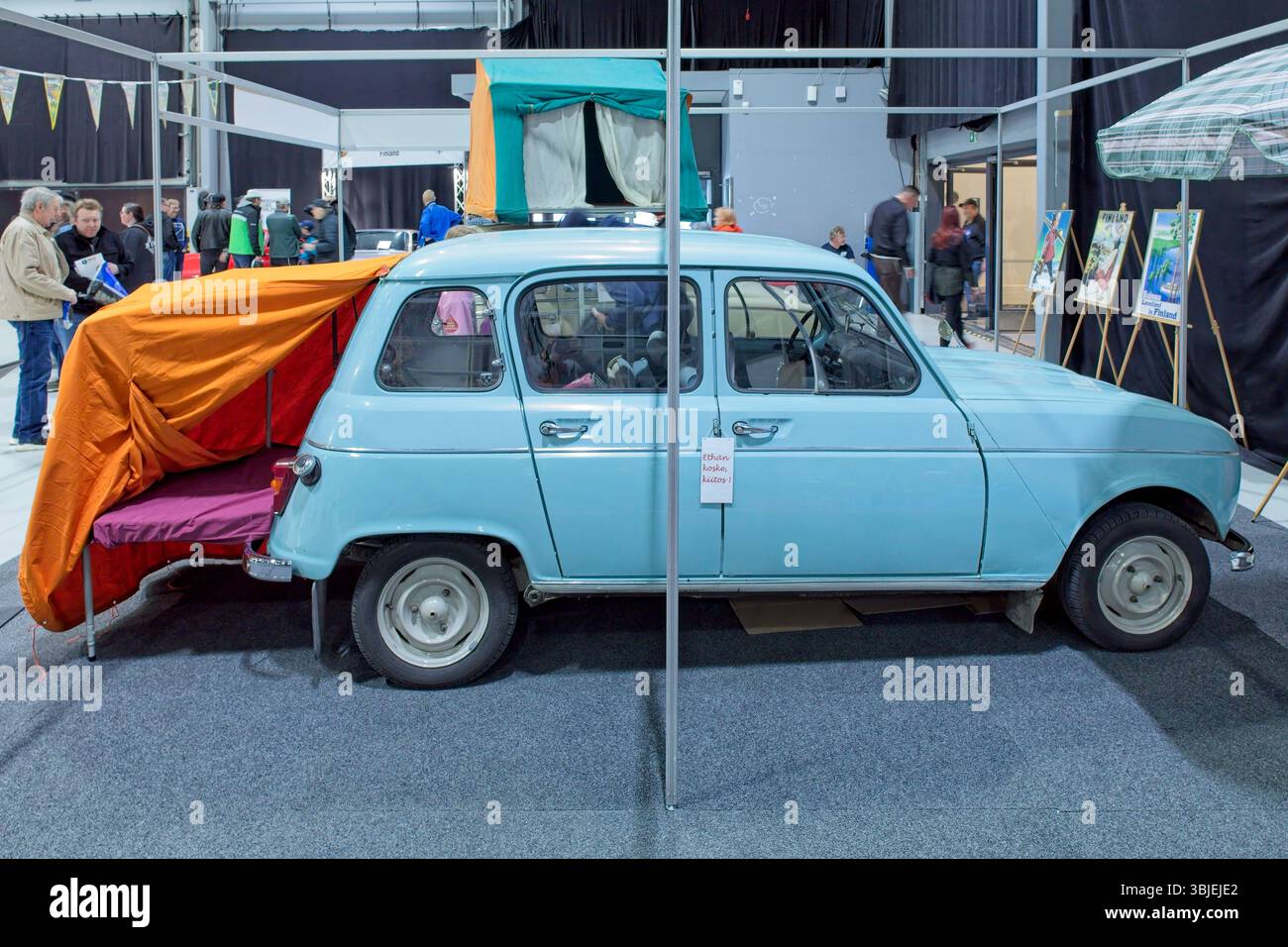 Lahti, Finlande – 3 mai. 2025 : Renault 4L (1963) voiture au salon Classic Motor Show au Centre des expositions et des congrès de Lahti. Banque D'Images