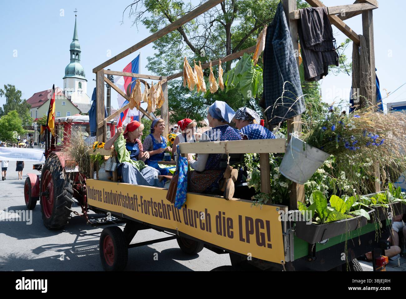 15 juin 2025, Saxe, Crostwitz : participants à un défilé marquant le 800e anniversaire du village de Crostwitz en haute-Lusace sorabe. La décennie de célébrations marquant cet anniversaire vise à refléter le sentiment de communauté et de diversité culturelle de la région. Photo : Sebastian Kahnert/dpa/ZB Banque D'Images