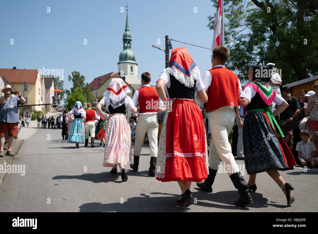 15 juin 2025, Saxe, Crostwitz : participants à un défilé marquant le 800e anniversaire du village de Crostwitz en haute-Lusace sorabe. La décennie de célébrations marquant cet anniversaire vise à refléter le sentiment de communauté et de diversité culturelle de la région. Photo : Sebastian Kahnert/dpa/ZB Banque D'Images