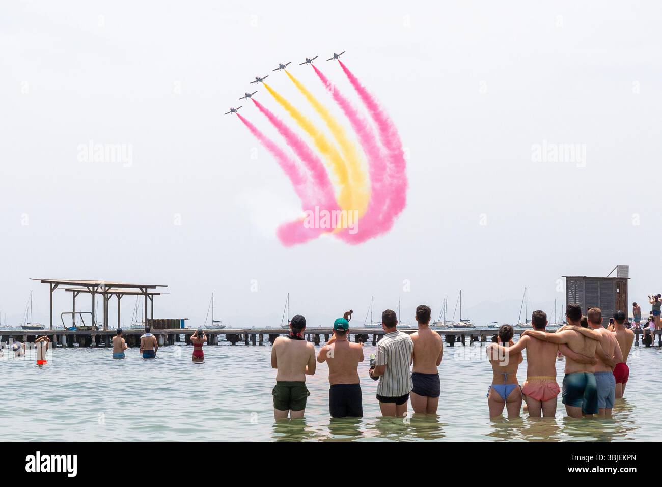 Santiago de la Ribera, San Javier, Espagne. 15 juin 2025. L'équipe d'exposition acrobatique de la Force aérienne et spatiale espagnole nommée Patrulla Águila (Eagle Patrol) a été formée le 4 juillet 1985 et célèbre tous deux son 40e anniversaire et la fin de son temps de vol des avions à réaction Casa C-101 Aviojet alors qu'ils passent à Pilatus PC-21 turbopropulseurs. Affichage sur les plages de la Mar Menor avec sentier de fumée patriotique avec audience dans la mer Banque D'Images