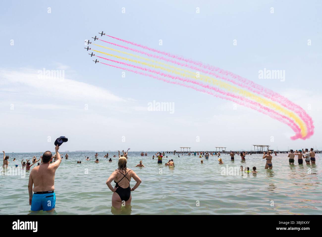 Santiago de la Ribera, San Javier, Espagne. 15 juin 2025. L'équipe d'exposition acrobatique de la Force aérienne et spatiale espagnole nommée Patrulla Águila (Eagle Patrol) a été formée le 4 juillet 1985 et célèbre tous deux son 40e anniversaire et la fin de son temps de vol des avions à réaction Casa C-101 Aviojet alors qu'ils passent à Pilatus PC-21 turbopropulseurs. Affichage sur les plages de la Mar Menor avec sentier de fumée patriotique avec audience dans la mer, avec un signe d'adieu Banque D'Images