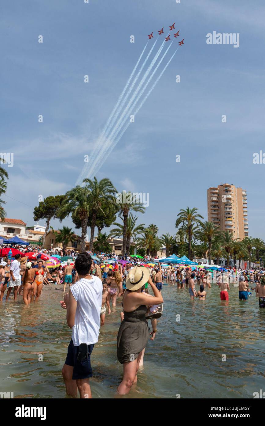 Santiago de la Ribera, San Javier, Espagne. 15 juin 2025. L'équipe d'exposition acrobatique de la Force aérienne et spatiale espagnole nommée Patrulla Águila (Eagle Patrol) a été formée le 4 juillet 1985 et célèbre tous deux son 40e anniversaire et la fin de son temps de vol des Casa C-101 Aviojets alors qu'ils passent à Pilatus PC-21 turbopropulseurs. Se joignent à eux en exposant sur les plages de la Mar Menor sont d'autres équipes d'affichage telles que la patrouille Suisse arrivant sur la plage bondée Banque D'Images