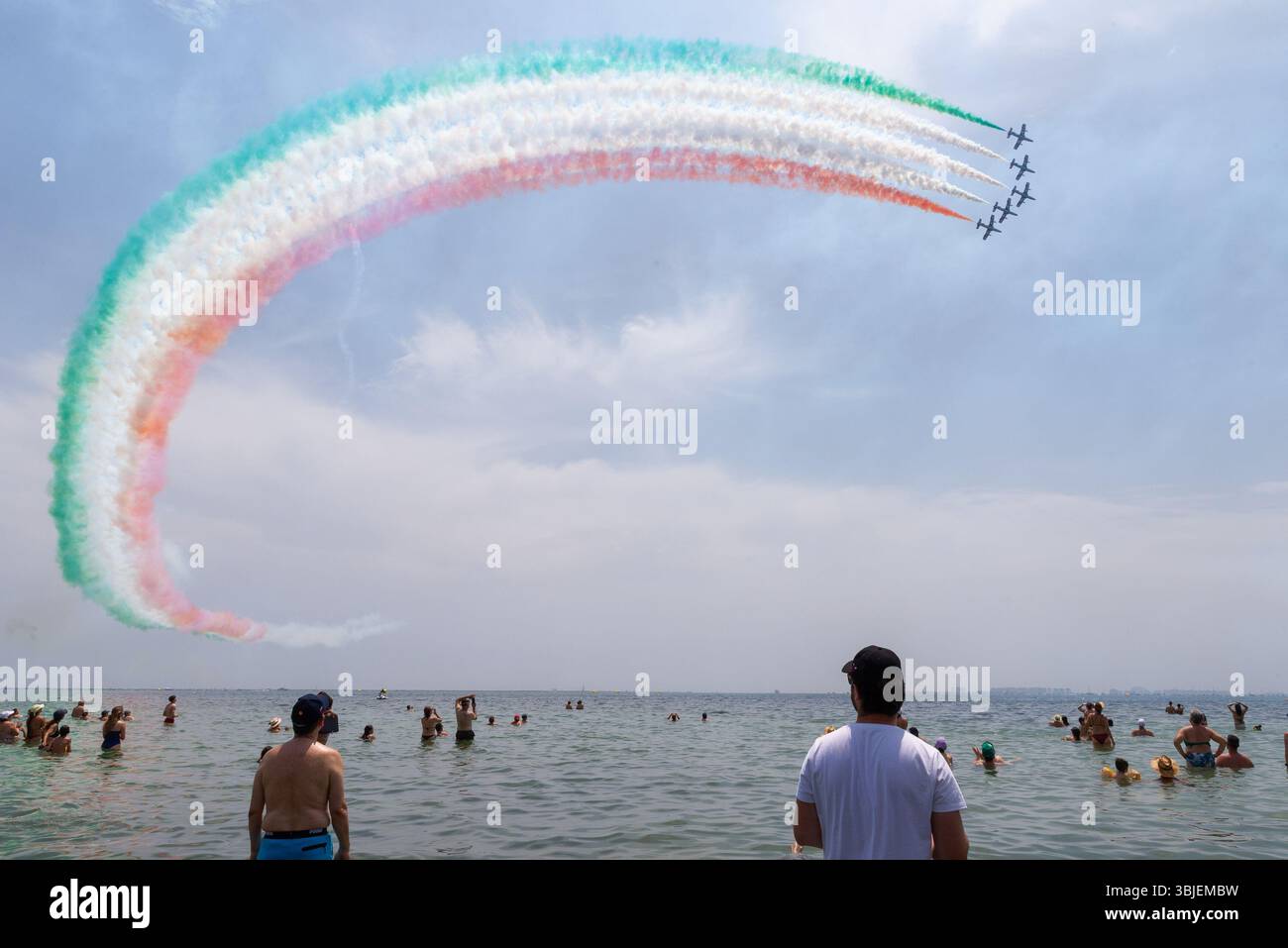 Santiago de la Ribera, San Javier, Espagne. 15 juin 2025. L'équipe d'exposition acrobatique de la Force aérienne et spatiale espagnole nommée Patrulla Águila (Eagle Patrol) a été formée le 4 juillet 1985 et célèbre tous deux son 40e anniversaire et la fin de son temps de vol des Casa C-101 Aviojets alors qu'ils passent à Pilatus PC-21 turbopropulseurs. Se joignant à eux exposant au-dessus des plages de la Mar Menor sont d'autres équipes d'affichage telles que l'italien Frecce Tricolori volant les couleurs du drapeau italien dans une piste de fumée Banque D'Images