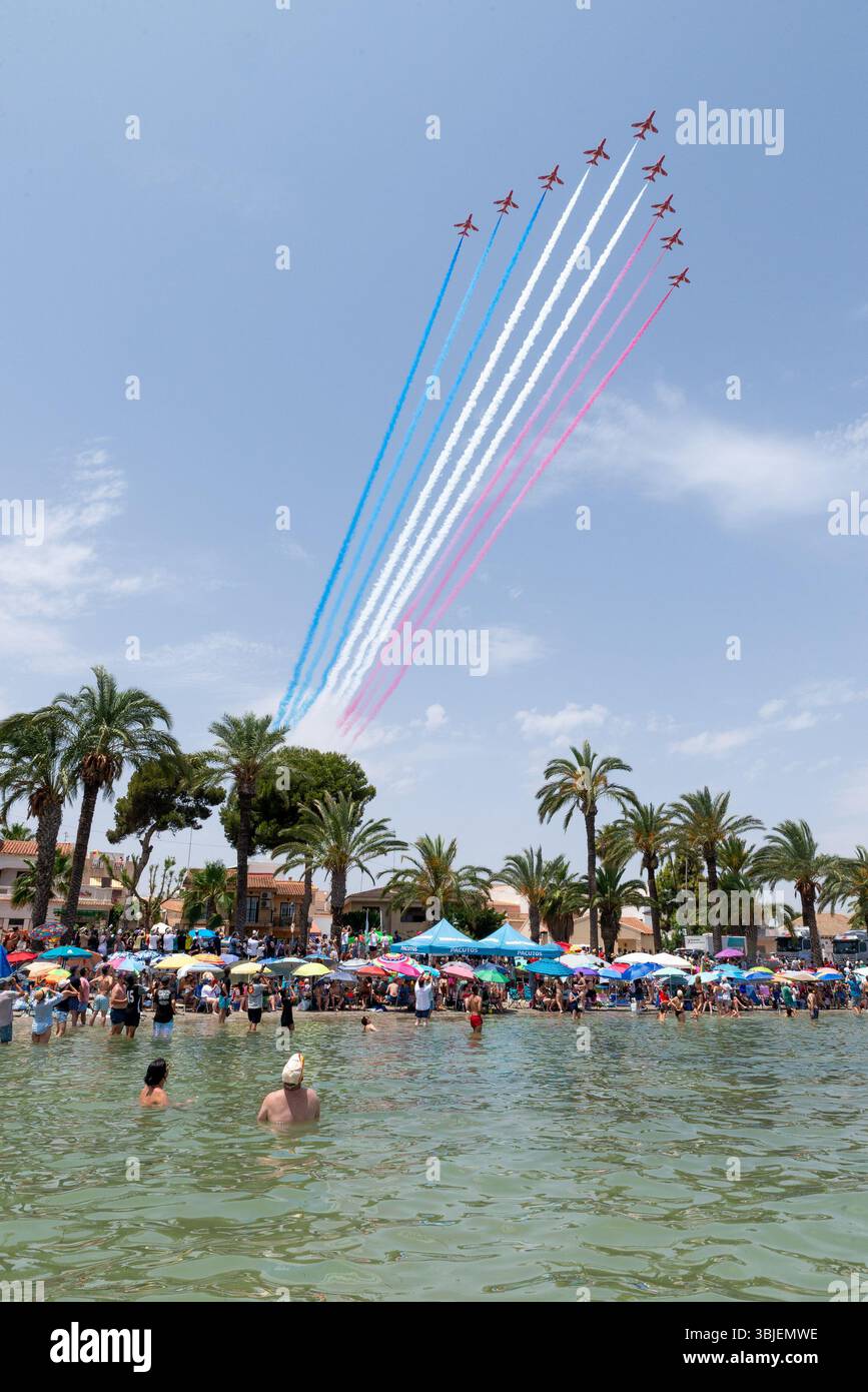 Santiago de la Ribera, San Javier, Espagne. 15 juin 2025. L'équipe d'exposition acrobatique de la Force aérienne et spatiale espagnole nommée Patrulla Águila (Eagle Patrol) a été formée le 4 juillet 1985 et célèbre tous deux son 40e anniversaire et la fin de son temps de vol des Casa C-101 Aviojets alors qu'ils passent à Pilatus PC-21 turbopropulseurs. Se joignent à eux pour afficher sur les plages de la Mar Menor sont d'autres équipes d'affichage telles que les flèches rouges de la RAF, arrivant sur la ville, la plage et la foule Banque D'Images
