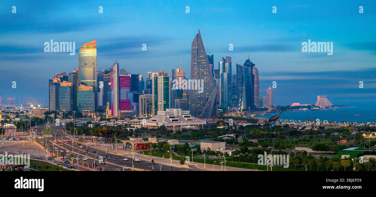 Drone vue sur les gratte-ciel dans le centre-ville de Doha, Qatar, Golfe Persique, péninsule arabique. Doha, Qatar Banque D'Images