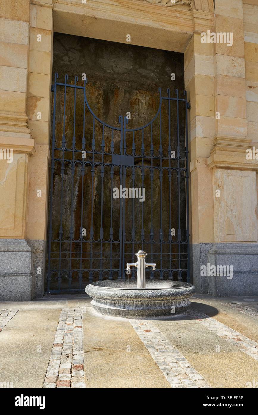 Felsenquelle, Rock Spring No. 10, Pramen Skalni une source de guérison populaire dans la ville thermale de Karlovy Vary en République tchèque Banque D'Images