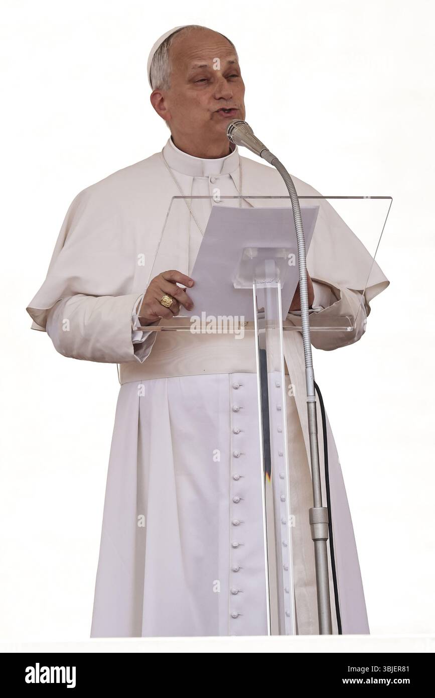 15 juin 2025. État de la Cité du Vatican : LE PAPE LÉON XIV célèbre la messe pour le Jubilé du Sport dans la basilique Pierre. Après la messe, le Saint-Père a salué les pèlerins à la place de Peters depuis le papa mobile et récité et béni la foule pendant te Regina Caeli preyer. © EvandroInetti via ZUMA Wire (crédit image : © Evandro Inetti/ZUMA Press Wire) USAGE ÉDITORIAL SEULEMENT ! Non destiné à UN USAGE commercial ! Banque D'Images