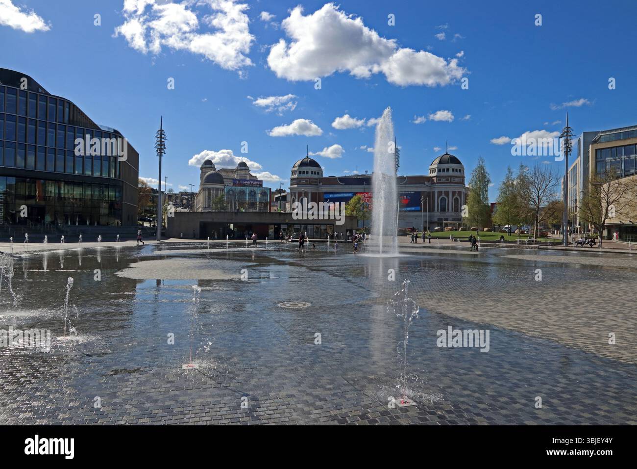 Bradford City Park avec théâtre Alhambra et Bradford Live in Background, Bradford Banque D'Images