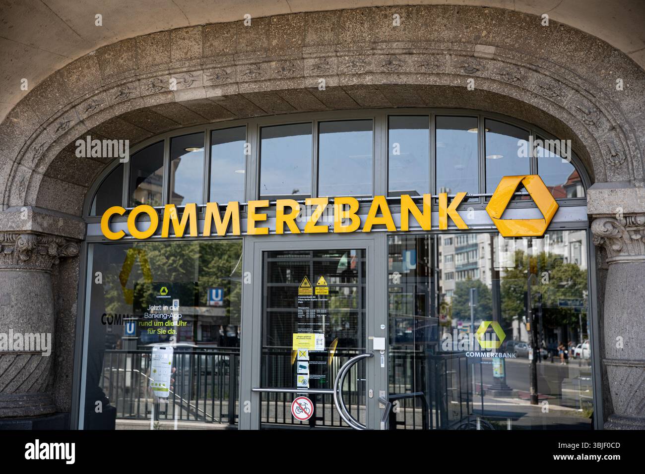 Une vue de la succursale de la Commerzbank sur Kaiserdamm dans le quartier Berlin-Charlottenburg est vue le dimanche 15 juin 2025. Le secteur bancaire allemand a fait l'objet d'un examen public de plus en plus minutieux dans le contexte des débats en cours sur les taux d'intérêt, les réformes du système bancaire numérique et les fermetures de succursales dans les grandes villes. Cet emplacement reste l'une des succursales de banlieue les plus fréquentées de Berlin Ouest. (Photo Michael Kuenne/PRESSCOV/SIPA USA) Banque D'Images