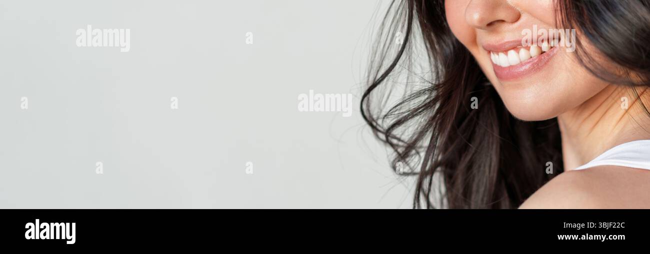 Gros plan de femme souriant avec des dents blanches parfaites Banque D'Images